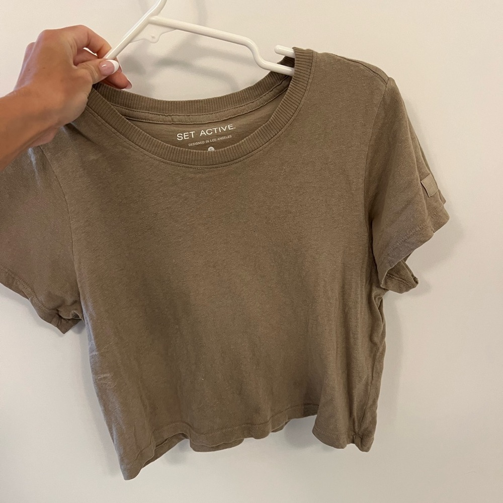 Set active tan tee in size small